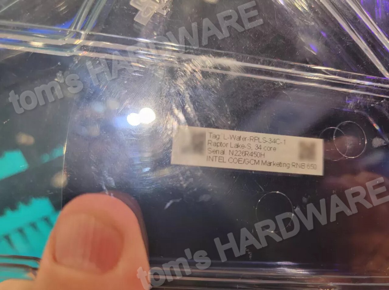 [28/09/2022] Bei der Intel-Innovation-Veranstaltung hat Tom’s Hardware einen Wafer mit Raptor-Lake-CPUs entdeckt, die über 34 P-Kerne verfügen sollen. (2)