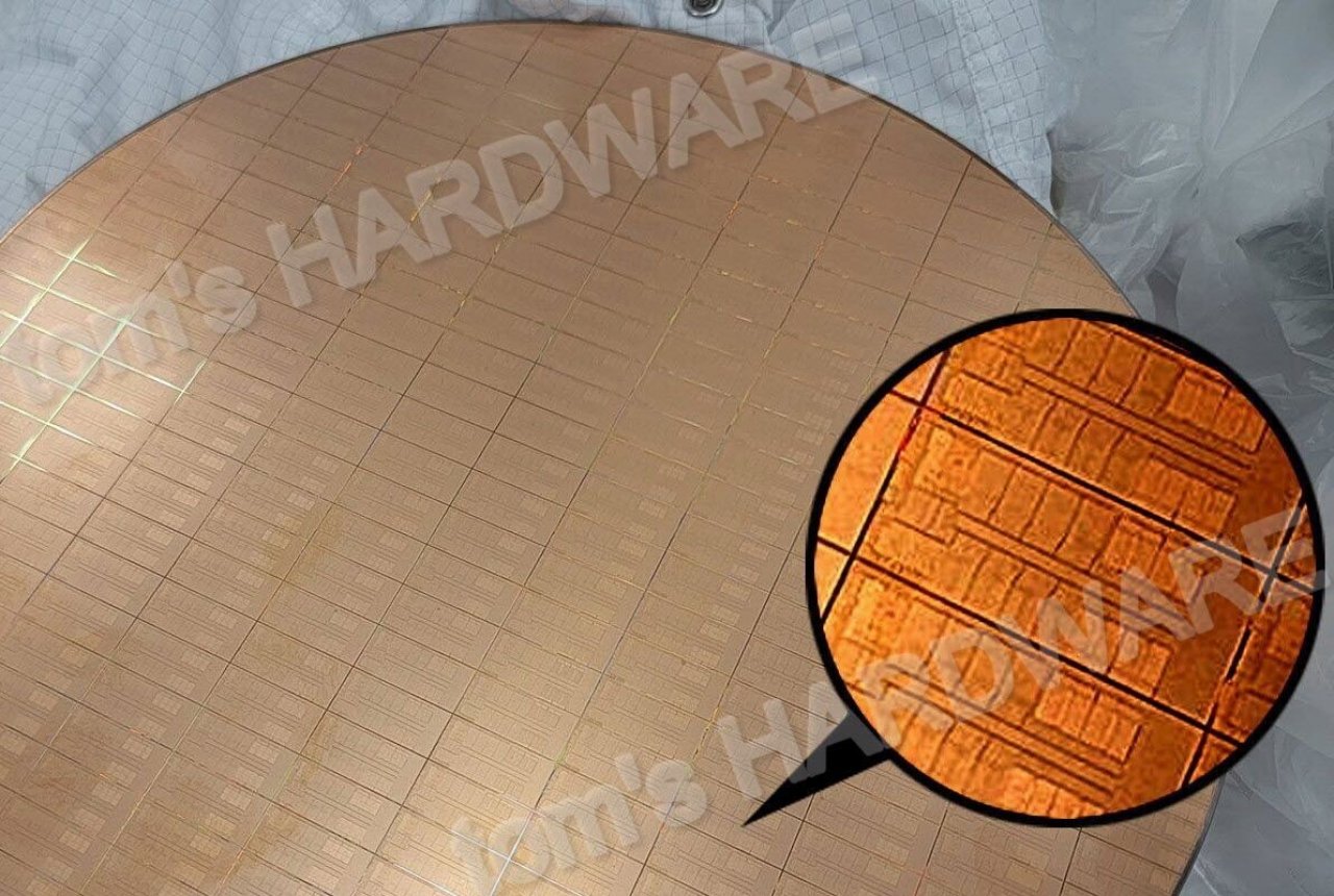 [28/09/2022] Bei der Intel-Innovation-Veranstaltung hat Tom’s Hardware einen Wafer mit Raptor-Lake-CPUs entdeckt, die über 34 P-Kerne verfügen sollen. (1)