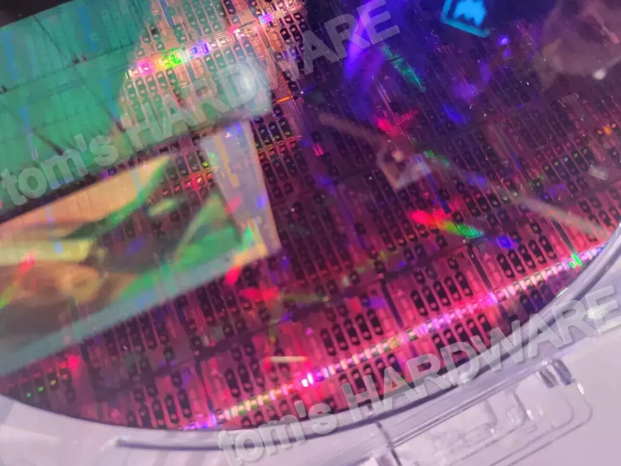 [28/09/2022] Bei der Intel-Innovation-Veranstaltung hat Tom’s Hardware einen Wafer mit Raptor-Lake-CPUs entdeckt, die über 34 P-Kerne verfügen sollen. (3)