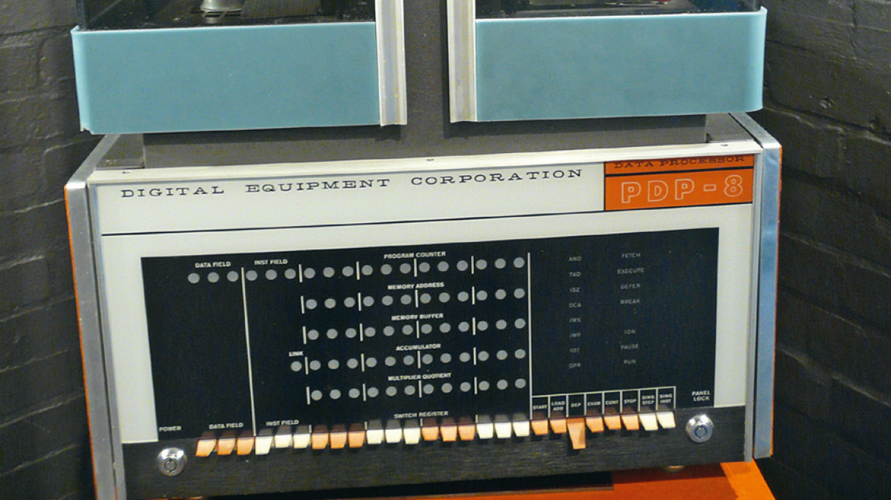 [12/09/2022] LGP-30: Deutscher Reddit-User findet Uralt-Computer von 1956 im Keller (hier im Bild ein DECs PDP-8 von 1965)