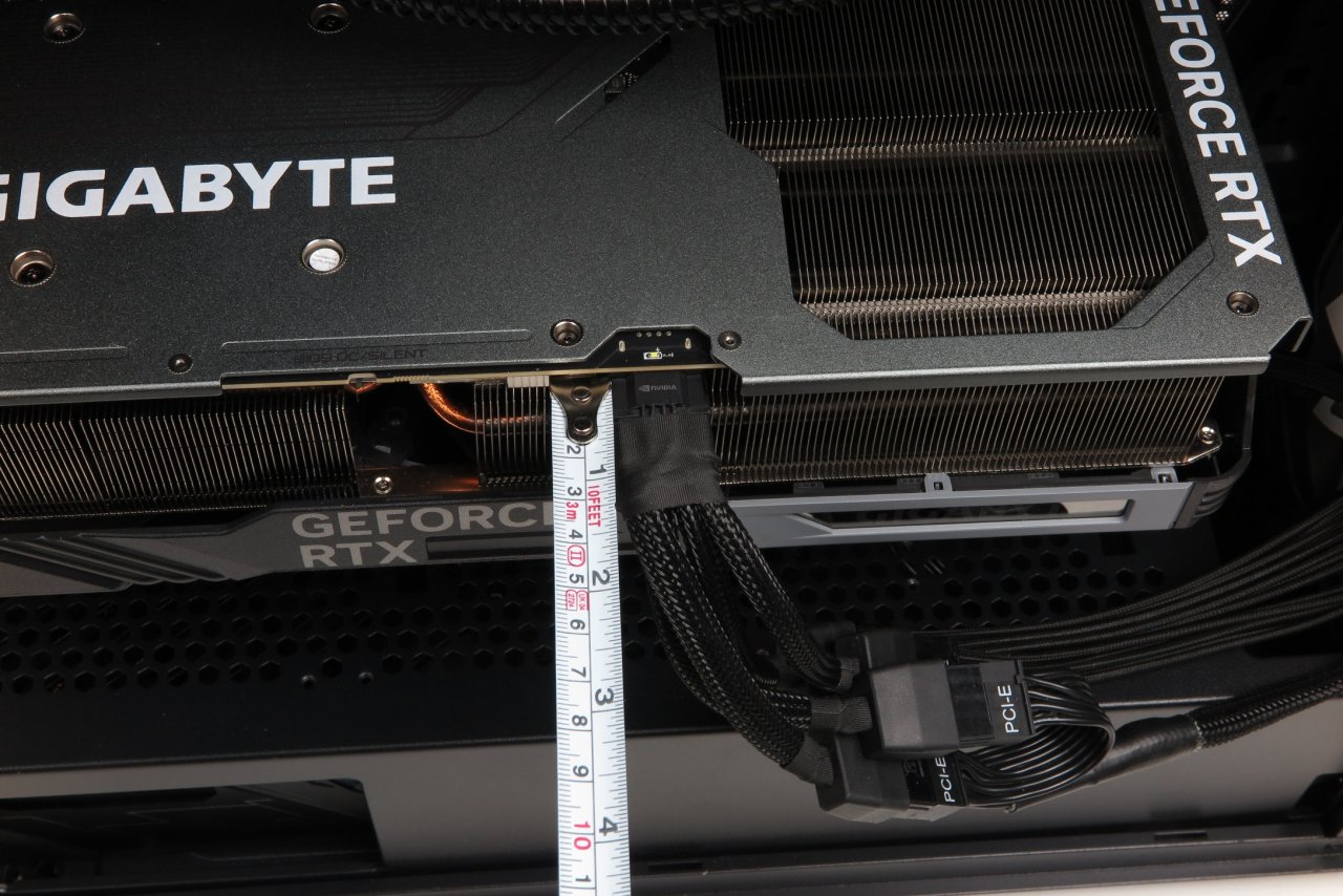 [28/10/2022] Je größer die Distanz vom Stecker bis zur ersten Biegung, umso besser – insbesondere beim Nvidia-Adapter, bei dem die Lötstelle direkt hinter dem Anschluss gelegt wurde. Bei dem 