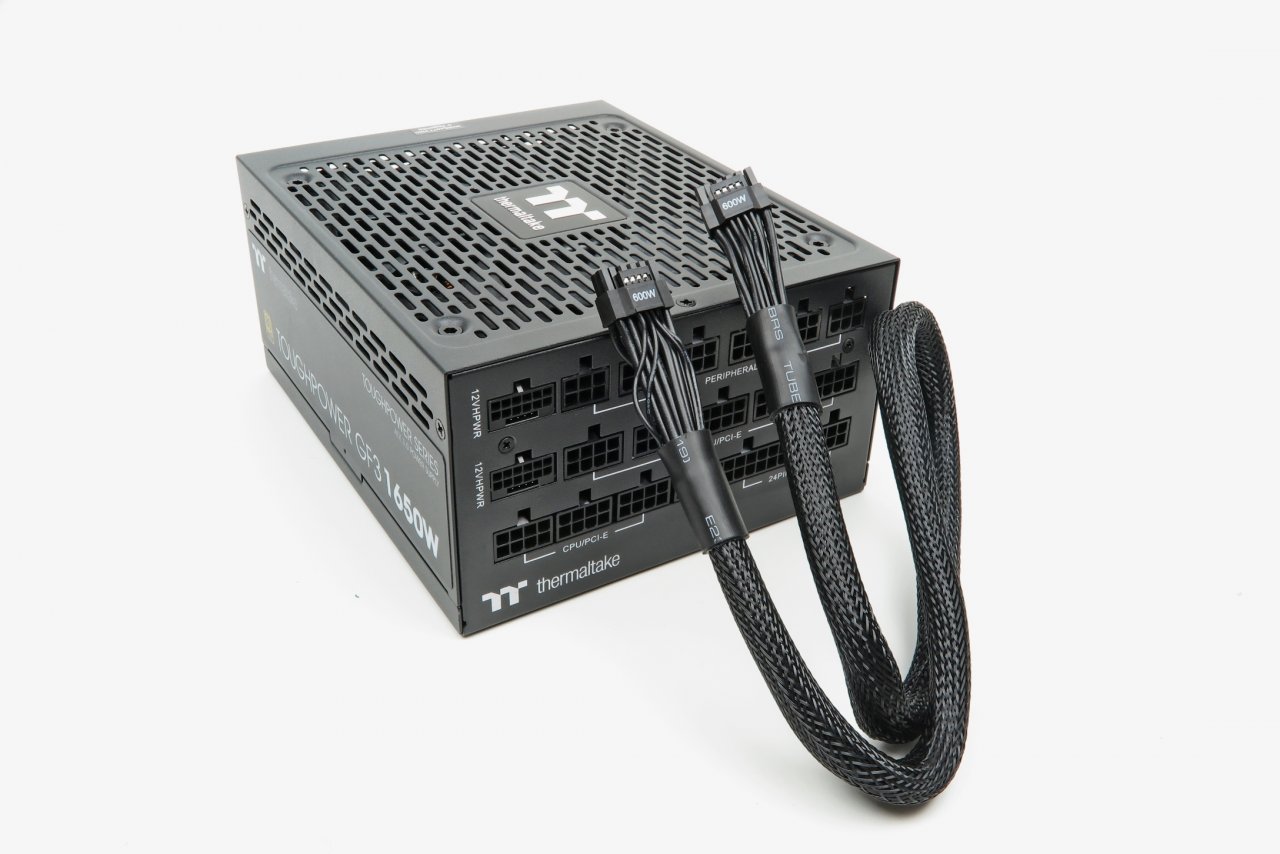 [28/10/2022] Das Toughpower GF3 von Thermaltake stellt als einer der ersten ATX-3.0-Stromherzen die später wohl üblichere Verbindung zwischen 12VHPWR zu 12VHPWR vor. Auch das Be Quiet Dark Power Pro 13 setzt auf 12VHPWR zu 12VHPWR.