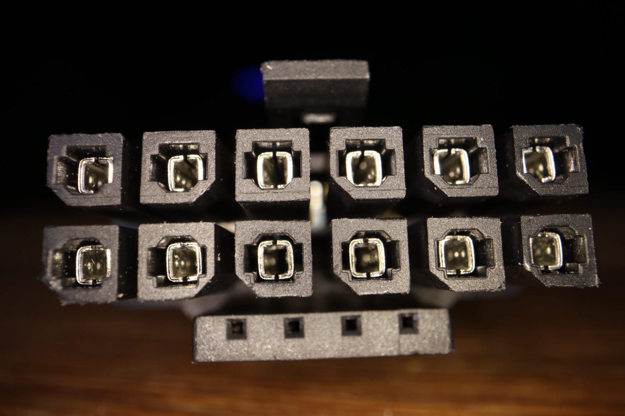 Der mitgelieferte Nvidia-Adapter hat zweigeteilte Terminals (die Metallrahmen im Innern), wodurch ein Verzerren durch unvorsichtiges Anstecken eher im Bereich des M&ouml;glichen liegt als bei den L&ouml;sungen der Netzteilhersteller, die explizit auf nur eine statt zwei L&uuml;cken setzen.