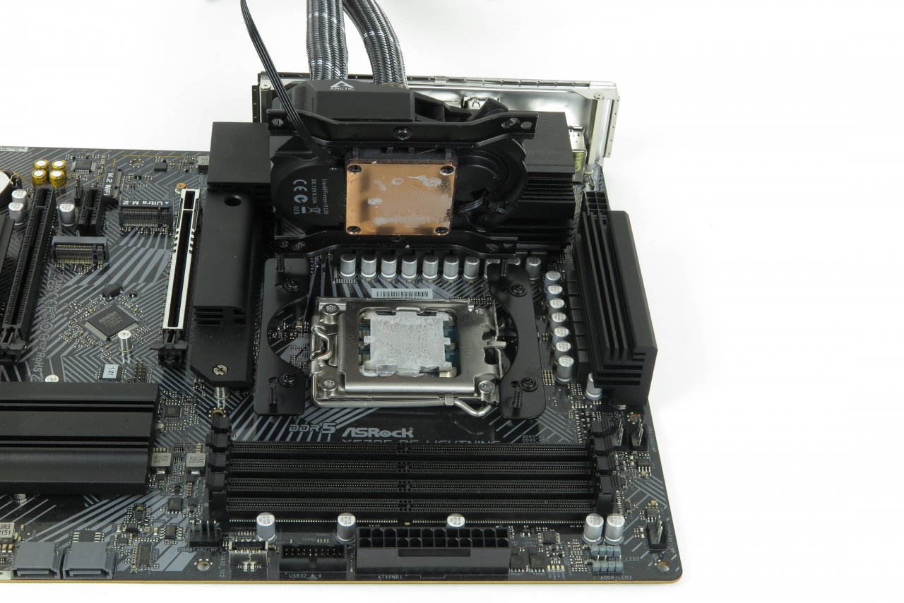 [19/10/2022] Herausforderung: Selbst wenn man die kaum messbaren Vorteile einer asymmetrischen Ryzen-3000-/-5000-/-7000-Halterung mitnimmt, stößt das Raphael-Package bereits bei circa 20 Prozent weniger Heizleistung ans Temperaturlimit als ein Alder-Lake-Prozessor.