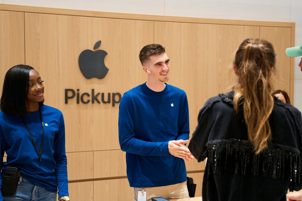 [06/10/2022] Apple Store Mitarbeiter mit Airpods Pro 2.
