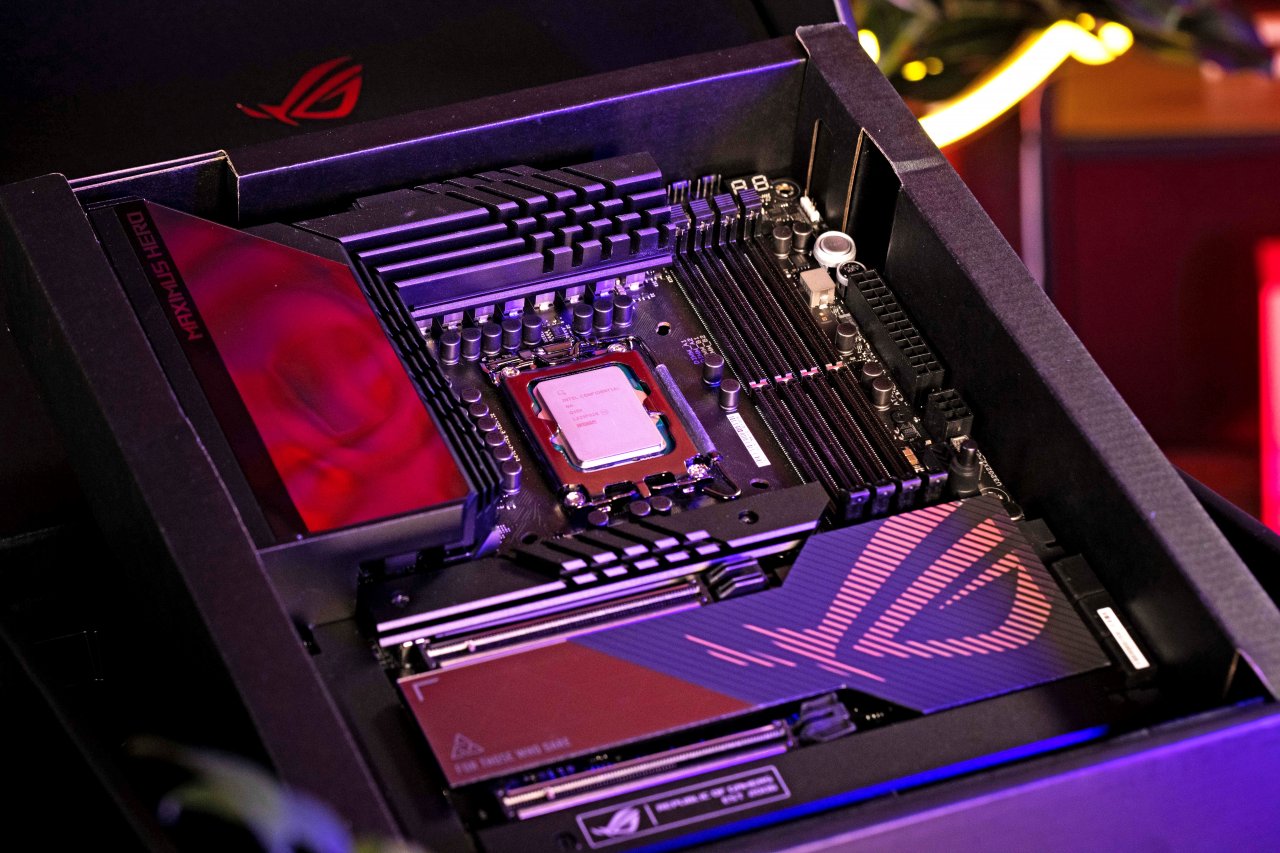 [18/10/2022] Wenn Sie auf ein Mainboard mit Z790-Chipsatz setzen, etwa das im Bild gezeigte Asus ROG Z790 Hero, läuft Raptor Lake garantiert ab dem ersten Tag. Chipsätze der 600er-Reihe benötigen ein UEFI-Update.