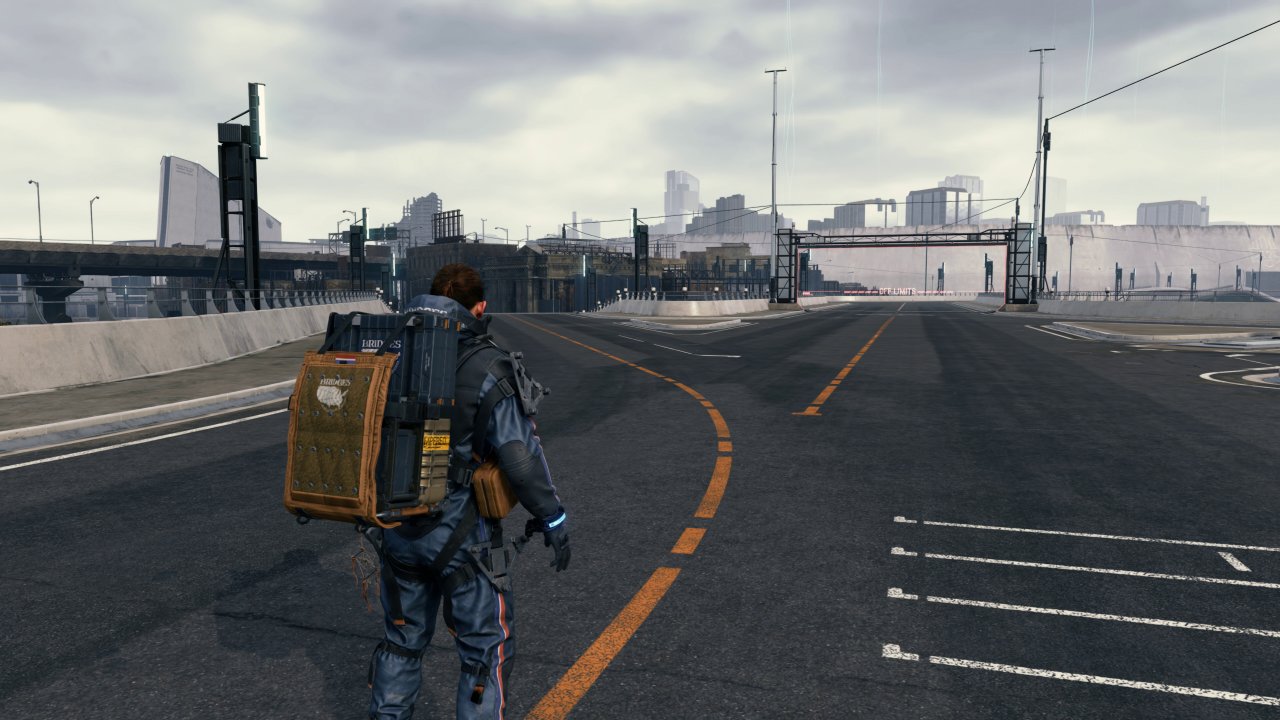 [01/10/2022] Death Stranding Directors Cut in 4K mit DLSS 2.0 Performance – Nvidias Upsampling liefert das stabilste, aber auch merklich unschärfste Bild. Die Schierenbildung der Vögel und bei anderen filigranen Elementen ist hier zudem am höchsten. Auffällig auch und typisch DLSS: Die Stromleitung links oben im Bild wird deutlich dicker gezeichnet, als bei beiden anderen Verfahren und auch gegenüber dem nativen Bild.
