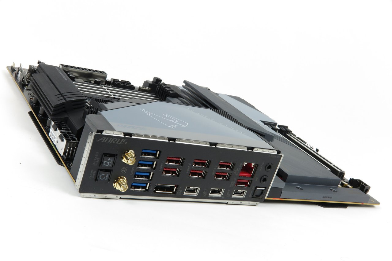 [27/10/2022] Mit den Z790-Mainboards geht der Trend dieses Jahr zu drei USB-3.2-Anschlüssen (Front Panel + 2× Rückseite) und mehr Typ-C allgemein. Technisch möglich gewesen wäre das aber auch schon 2021 mit dem Z690 - nicht aber mit dem Dual-3.2 X670E. (1)