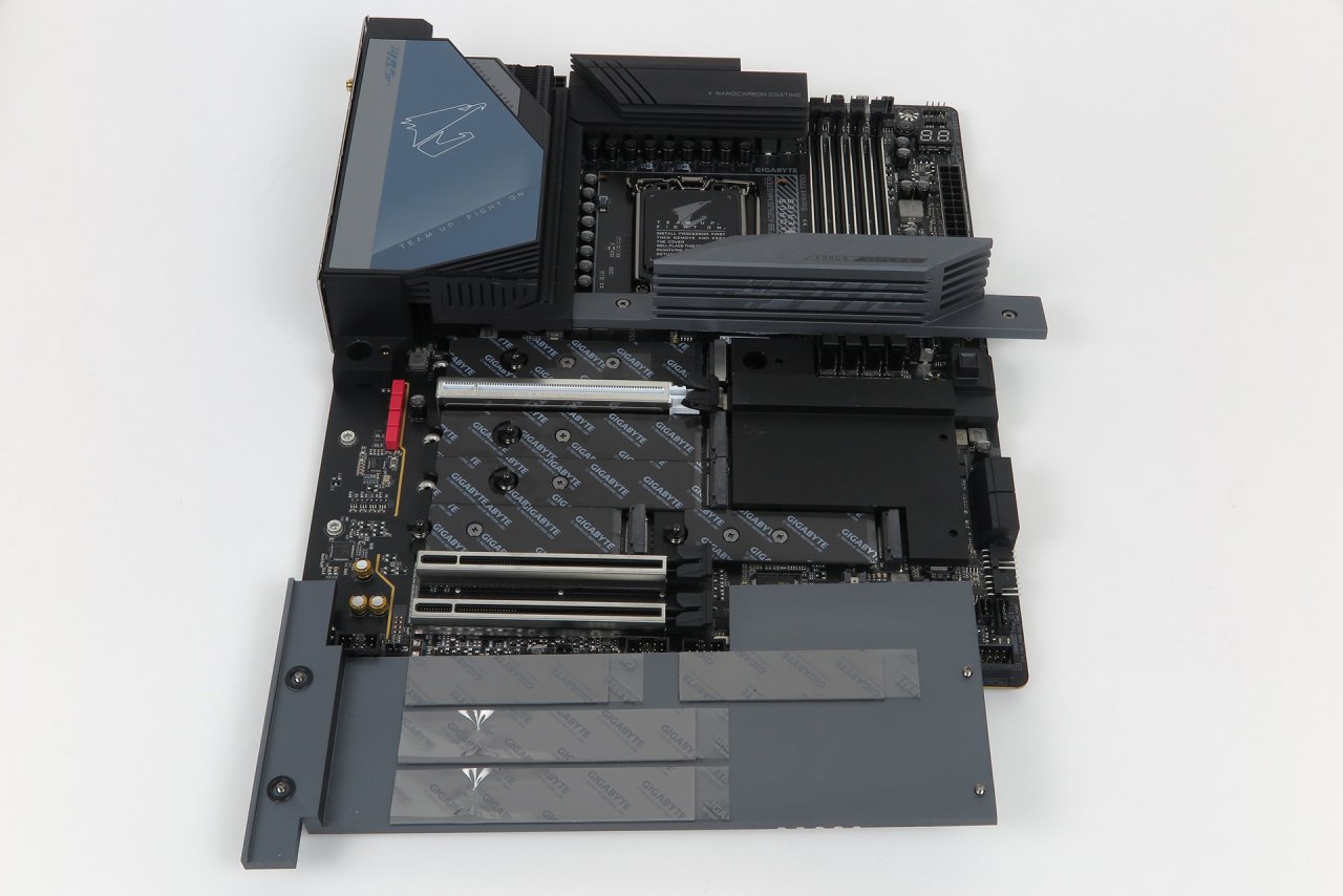 [27/10/2022] Mit den Z790-Mainboards geht der Trend dieses Jahr zu drei USB-3.2-Anschlüssen (Front Panel + 2× Rückseite) und mehr Typ-C allgemein. Technisch möglich gewesen wäre das aber auch schon 2021 mit dem Z690 - nicht aber mit dem Dual-3.2 X670E. (2)