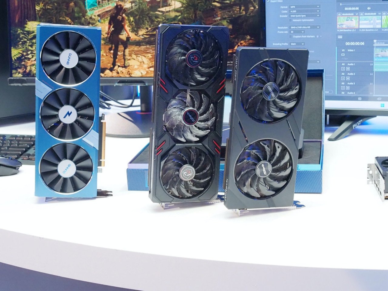 [01/10/2022] Links ein Custom-Design von Gunnir, rechts zwei Modelle von Asrock.