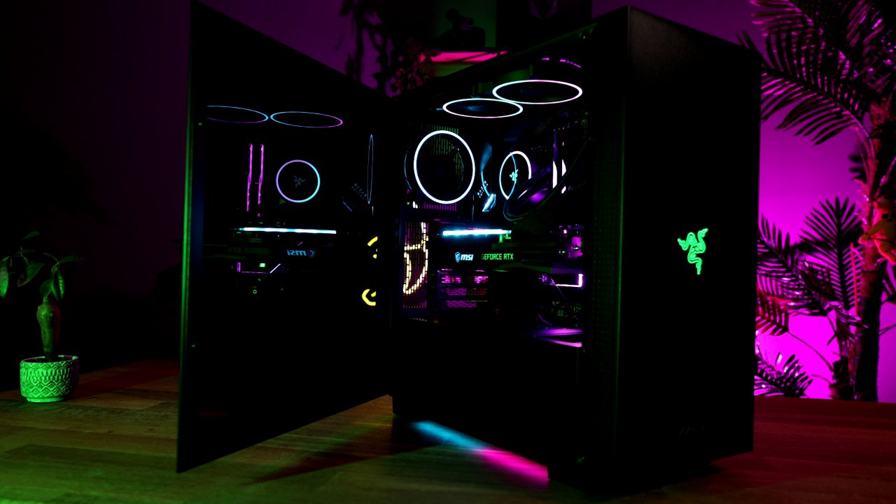 [20/10/2022] RGB-Dekadenz wird bei dem Mifcom Razer-PC groß geschrieben.