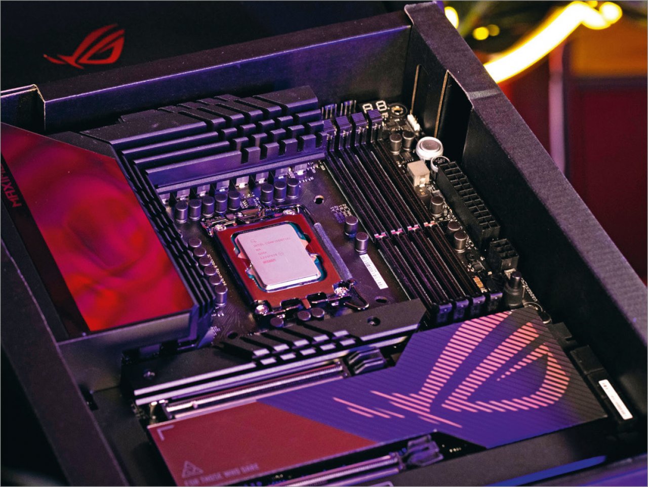 [24/10/2022] Intels Stromspar-Feature DLVR ist zwar im UEFI diverser Asus-Platinen mit Z790 zu finden, scheint aber bis dato hardwareseitig deaktiviert zu sein.