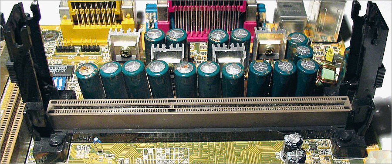 [07/10/2022] Das gleiche in Braun: AMDs Slot A sieht aus wie ein um 180° gedrehter Intel-Slot-1 - weil es einer ist.