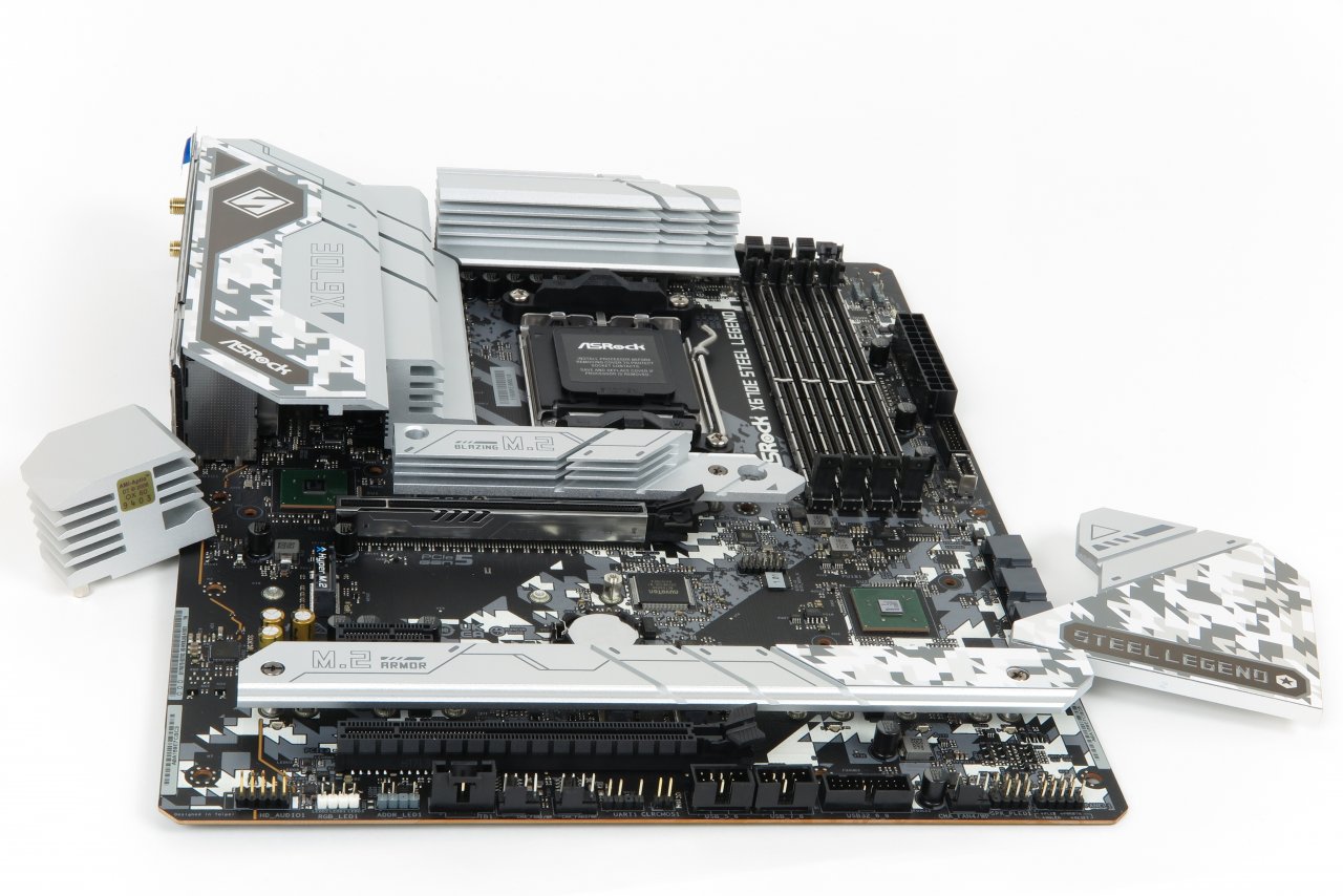 [10/11/2022] Die meisten Asrock-X670E-Mainboards platzieren die beiden Promontory 21 des X670(E) links und rechts auf der Platine, so auch das Steel Legend. (Aufmacher-Motiv AM5)
