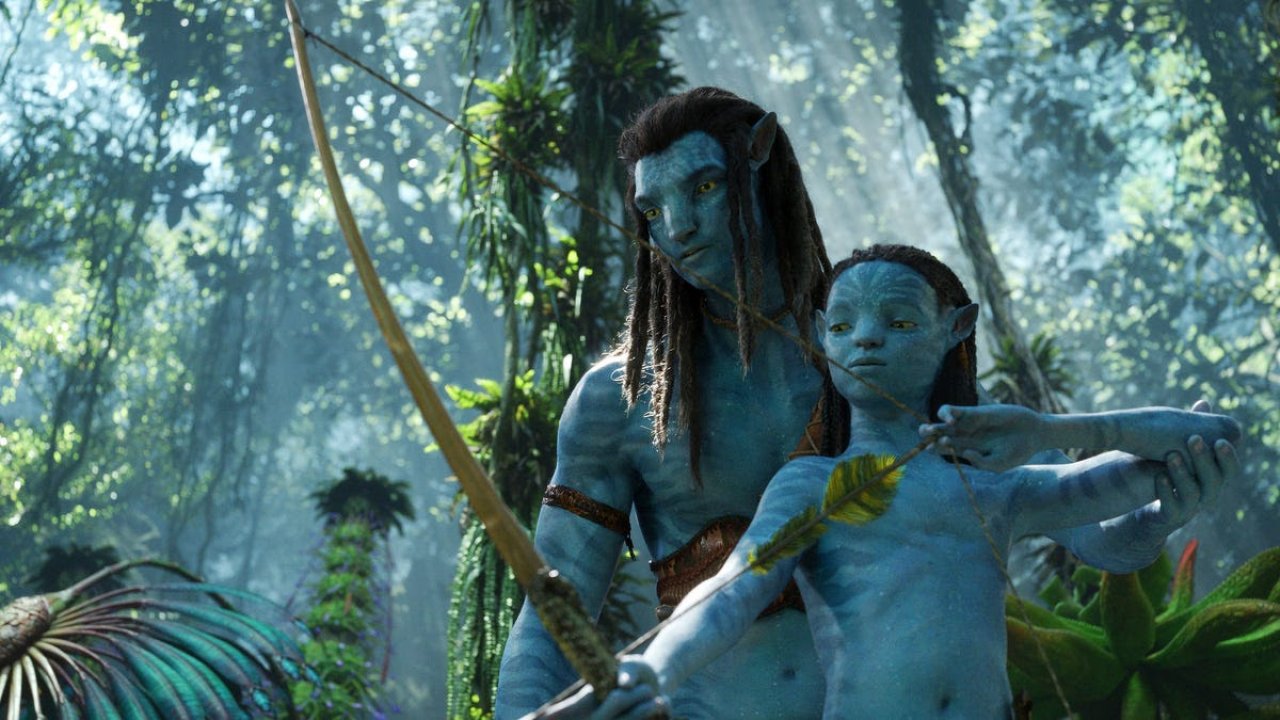 Jake Sully (Sam Worthington) und eines seiner Kinder in Avatar: The Way of Water.