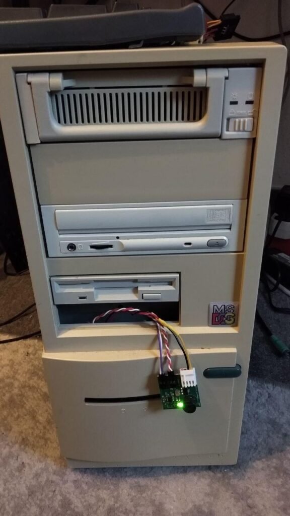 [08/11/2022] Mit dem HDD Clicker eines Retro-Computing-Enthusiasten bekommen Nutzer einer SSD das Klickgeräusch klassischer HDDs zurück. (2)