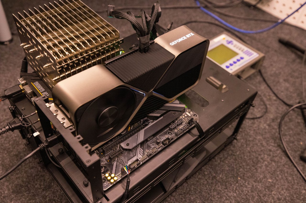 [14/11/2022] Unser vollständig passives System auf dem Jonsbo TB01-Benchtable sorgt dafür, dass keine Einflüsse anderer Komponenten die Lautstärke-Messung der GPU-Kühler verfälschen.