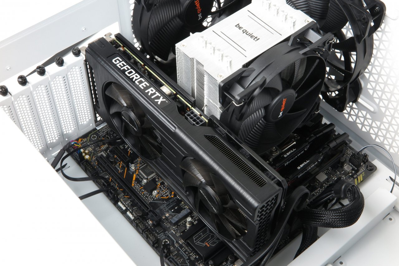 [28/11/2022] Bei üblichen PC-Cases wird das Mainboard in der Innenkammer (je nach Formfaktor/Größe der Platine) an 9 Stellen fixiert. Die Grafikkarte wird hinten am Heck an den PCI-E-Blenden verschraubt und optional in der Innenkammer gestützt. SATA-/HDD-Speicherlaufwerke finden ihren Platz in 2,5- und/oder 3,5-Zoll-Slots oftmals auf der rechten Seite (versteckt von der Innenkammer). Durch den M.2-Formfaktor (mit direktem Anschluss auf dem Mainboard selbst) sinkt der Bedarf an älteren Festplatten bei üblichen Gaming-PCs.