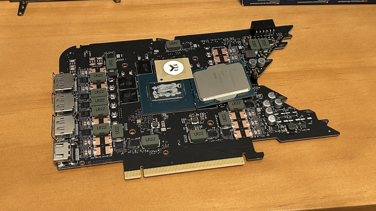 [08/11/2022] Ein Twitter-Nutzer hat Fotos der Platine von Nvidias Geforce RTX 4080 Founders Edition inklusive der AD103-GPU zur Verfügung gestellt.