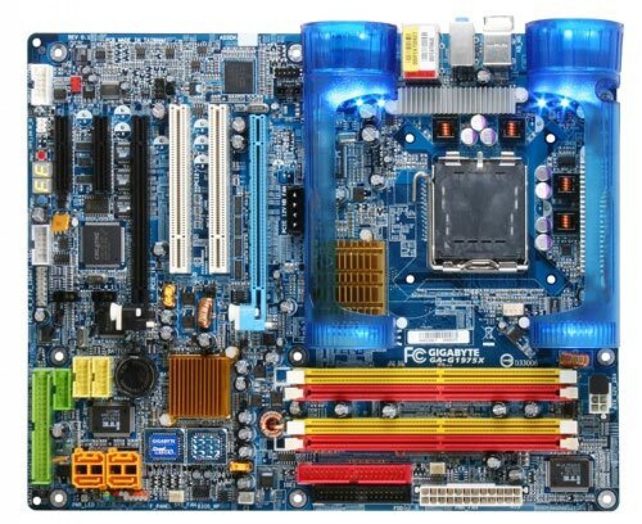 [23/12/2022] Wenn das hochfrequenten Pfeifen einiger X570-I/O-Hub-Lüfter traumatische Erinnerungen bei Ihnen hinterlassen haben, dann sollten Sie sich vor den beiden Windkanälen des Gigabyte G1975X mit jeweils zwei 40-mm-Lüftern in Acht nehmen.