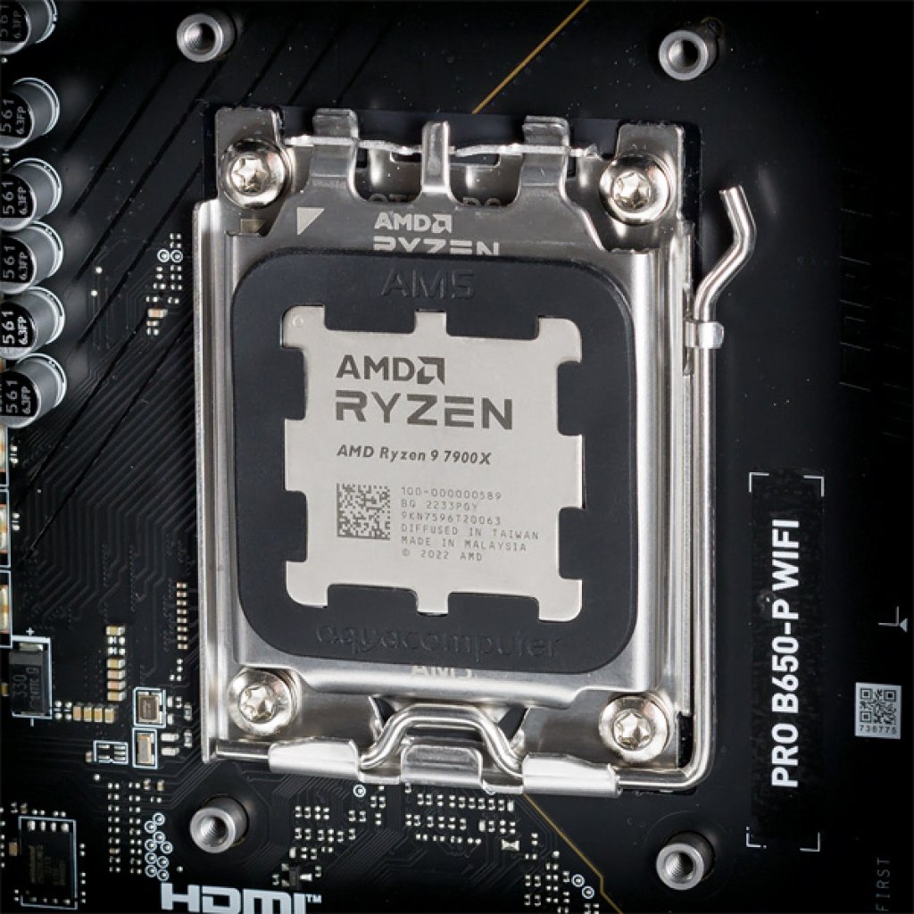 [06/12/2022] Der Aqua Computer Sealing Frame soll verhindern, dass Wärmeleitpaste oder Flüssigmetall vom Heatspreader auf die CPU gelangt.