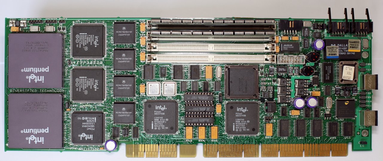 [23/12/2022] Single-Board-Computer an sich muten schon exotisch an. Dieses Exemplar ignoriert zusätzlich die gängigen PICMG-Standards und führt einen seinerseits seltenen, 32-Bit-EISA-Port nach draußen. Auch die Dual-Pentium-1-Bestückung sieht man nicht aller Tage – oder allgemein Pentium 1 in einer LIF-Ausführung des Sockel 5.