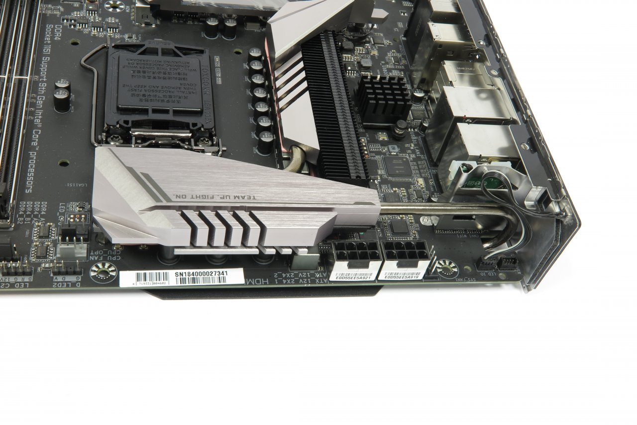[23/12/2022] Ein Jahr nach der Quad-Fan-Turbojet-Lösung stellte Gigabyte beim 680SLI-DQ6 auf reichlich Lamellen und Heatpipes um. Eine davon führte sogar auf die Platinenrückseite,um die Backplate zu kühlen – eine Lösung die gut 10 Jahre später beim Z390 Aorus Xtreme ein Revival feierte.