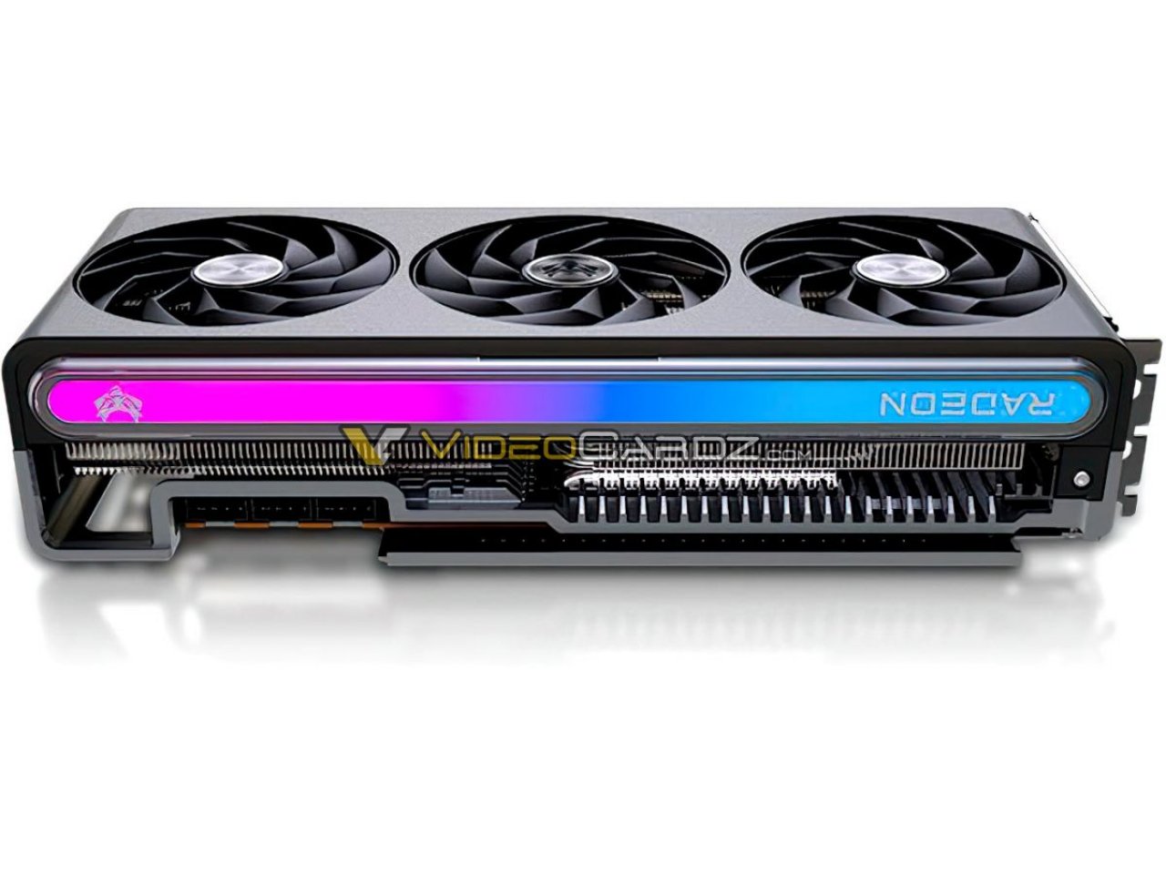 [10/12/2022] Sapphire Radeon RX 7900 XT(X) Nitro+: Seitenansicht