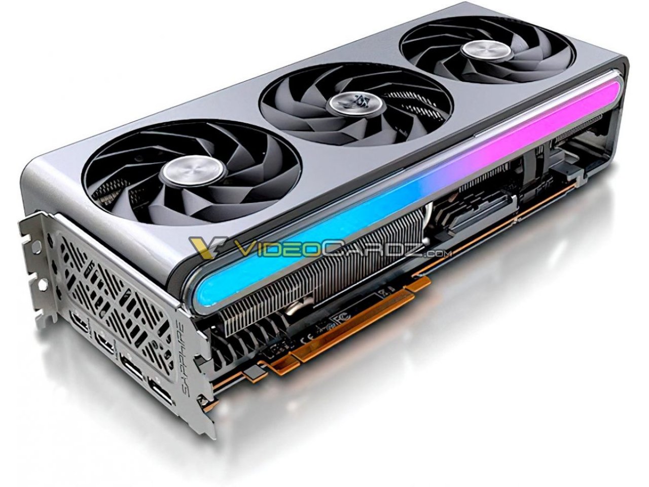[10/12/2022] Sapphire Radeon RX 7900 XT(X) Nitro+: Schrägansicht