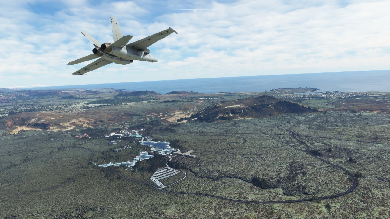 [23/01/2023] Microsoft Flight Simulator - Hier ein Positiv-Beispiel für eine sehr überzeugende, maschinell generierte Landschaft. Dank hochqualitativer Satellitenbildaufnahmen und trefflicher KI-Generation der Gebäude sieht dieses bereits vor 30 Jahren touristisch schon attraktive Geothermie-Kraftwerk in Island sehr überzeugend aus - auch wenn die KI unter Berücksichtigung der Lokalität viel zu viele Bäume aus dem Boden stampft. Es handelt sich um die berühmte Blaue Lagune nahe Reykjavík. So optisch überzeugend ist der Flight Sim leider bei Weitem nicht immer.