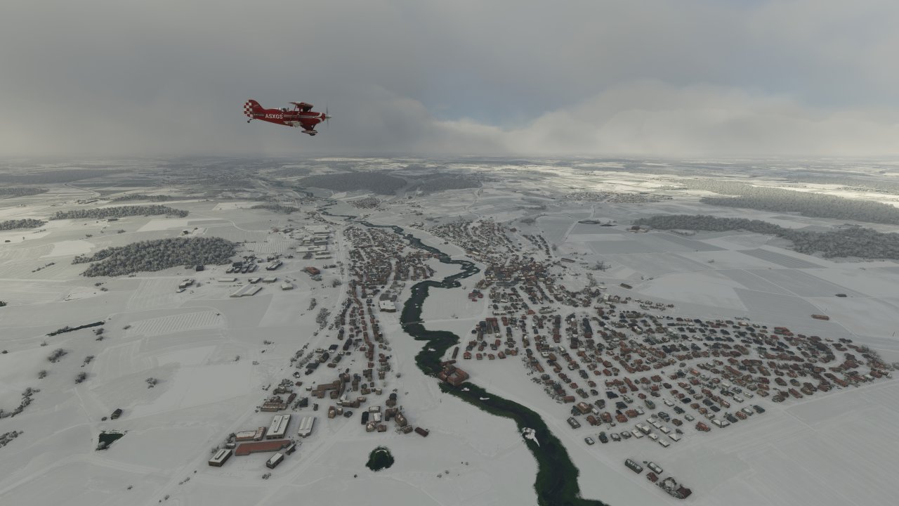 [23/01/2023] Microsoft Flight Simulator - Der Schnee ist mittlerweile dynamisch. Bei passender Jahreszeit und (optionaler Echtzeit-) Witterung breitet sich das lauschige Weiß über der Landschaft aus. Das ist durchaus beeindruckend, allerdings ist das Ergebnis nicht immer vollständig optisch kohärent. Hier sehen Sie das verschneite Dörfchen Veitsbronn in der Nähe der Redaktionshallen bei Fürth.