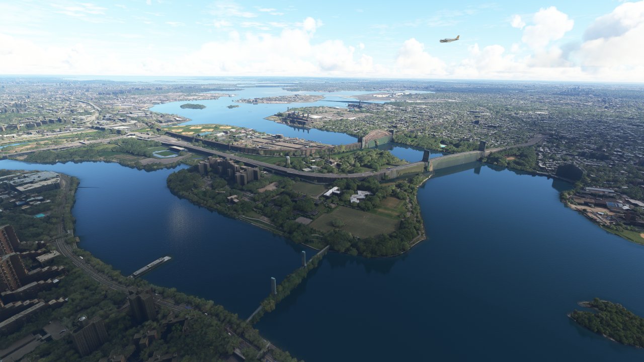 [23/01/2023] Microsoft Flight Simulator - KI-Brücken-Fail beim East River im Osten von Manhattan. Die Eisenbahnbrücke im Hintergrund ist die Hell Gate Bridge, die lange Z-förmige ist die Robert F. Kennedy Bridge. Bei der laut Flight Sim erstaunlich bewaldeten im Vordergrund handelt es sich um die Ward's Island Bridge.&nbsp;