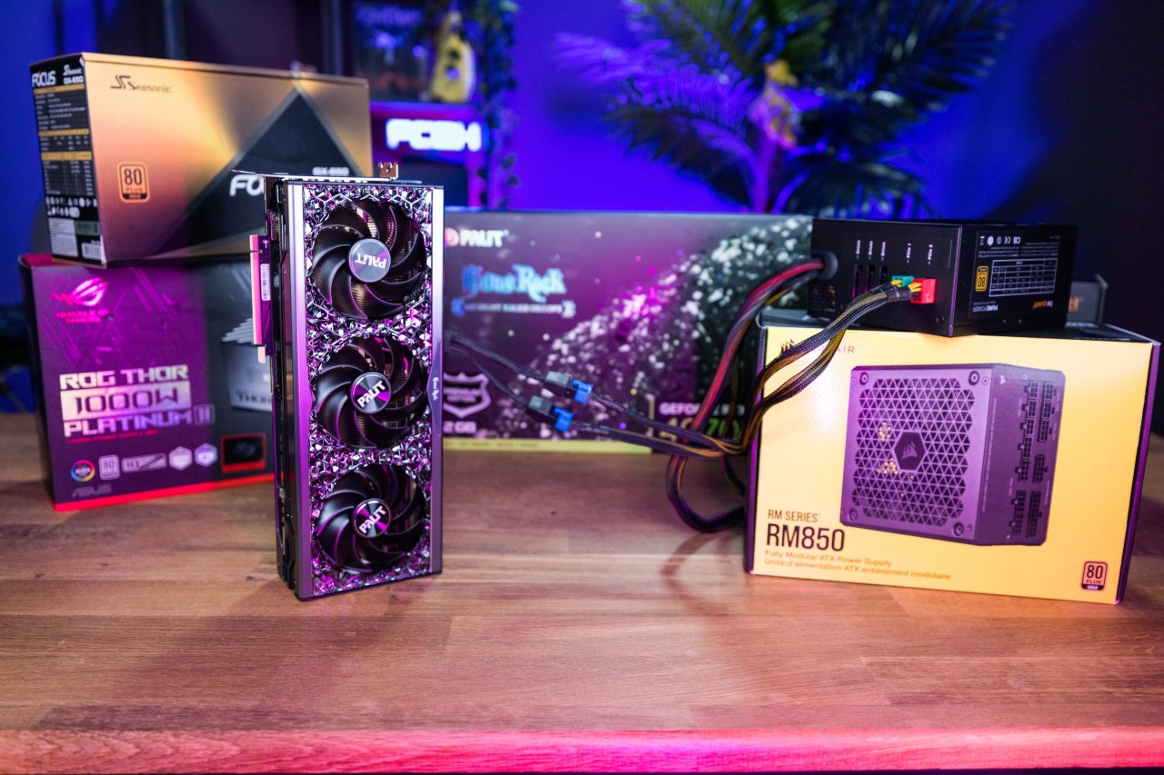 [09/01/2023] Die RTX 4070 Ti ist kein Netzteilschreck und wird durch vergleichsweise genügsame Leistungsaufnahme bei den meisten PC-Enthusiasten mit dem vorhandenen Spannungswandler gut auskommen. Als Universalempfehlung sind 700 bis 850 Watt solide Anlaufstellen, wobei auch deutlich niedrigere Wattklassen je nach restlichem System infrage kommen können. Rechner mit 650 Watt werden im Standardbetrieb auch mit Lastspitzen vermutlich keine Probleme feststellen können, jedoch sollten Sie trotz allem nicht die maximale Nennleistung Ihres Netzteils über längere Zeit überschreiten. In Spielen dürfte das allerdings auch mit 650 Watt eher selten vorkommen. Auch 550 Watt sind in bestimmten Fällen valide, jedoch nur solange, wie Sie auch auf den anliegenden Verbrauch achten. Mit Undervolting können Sie zumindest die Netzteil-Mindestempfehlung nach unten drücken. Behalten SIe dabei nur die Möglichkeit im Hinterkopf, dass die Karte auch mal ohne UV-Profil laufen könnte.