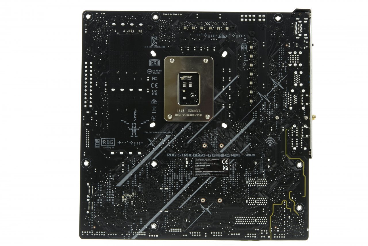 [13/03/2023] Nichts zu sehen: Unterhalb des CPU-Sockels dieses Asus Strix B660-G fehlt die für ältere Mainboards typische, lange Vierfachreihe von Lötfahnen des Grafikkartenslots, denn dieser ist bei allen PCI-Express-5.0-Platinen in SMD-Bauweise ausgeführt. Erst die weiter unten liegenden, vom I/O-Hub versorgten 4.0-Slots (×1- und ×4-Länge) zeichnen sich als THT-Bauteile auf der Platinen-Rückseite ab.