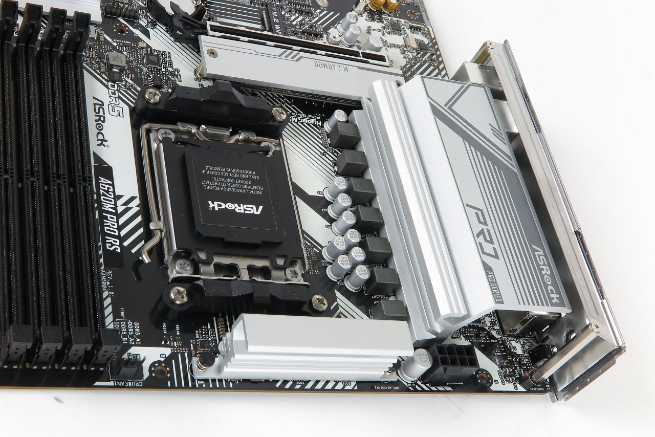 [06/04/2023] Asrocks A620M Pro RS ist offiziell für 120-W-TDP-CPUs freigegeben. Im PCGH-Test lässt die 140-Euro-Platine (UVP) bis zu 165 W Package Power zu und hat dabei noch genug Temperaturreserven für die real circa 200 W eines voll ausgelasteten Ryzen 9 7950X. Entsprechende PBO-Einstellungen sind aber mit AMDs OC-Verbot aus dem UEFI verschwunden.