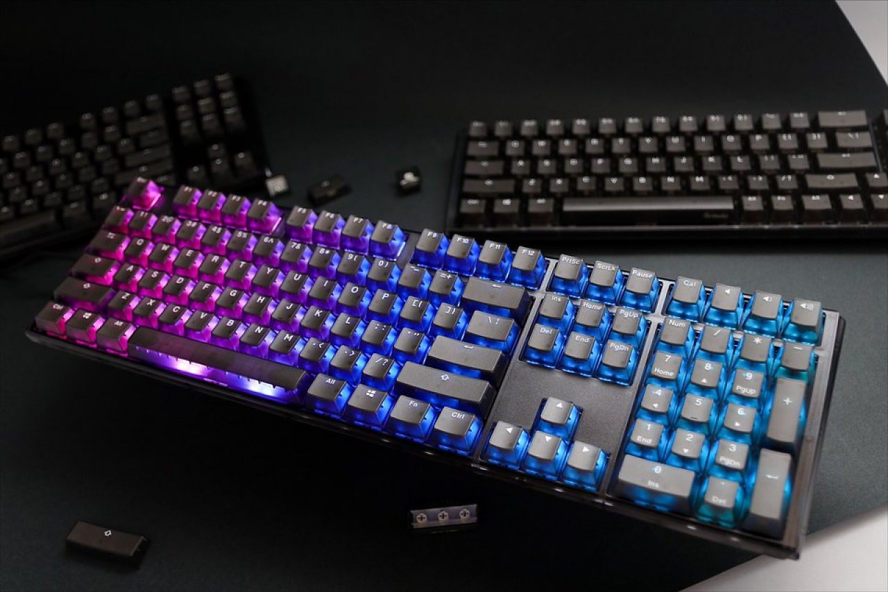 [08/04/2023] Ducky One III Aura: Gaming-Tastatur mit transparentem Gehäuse (2)