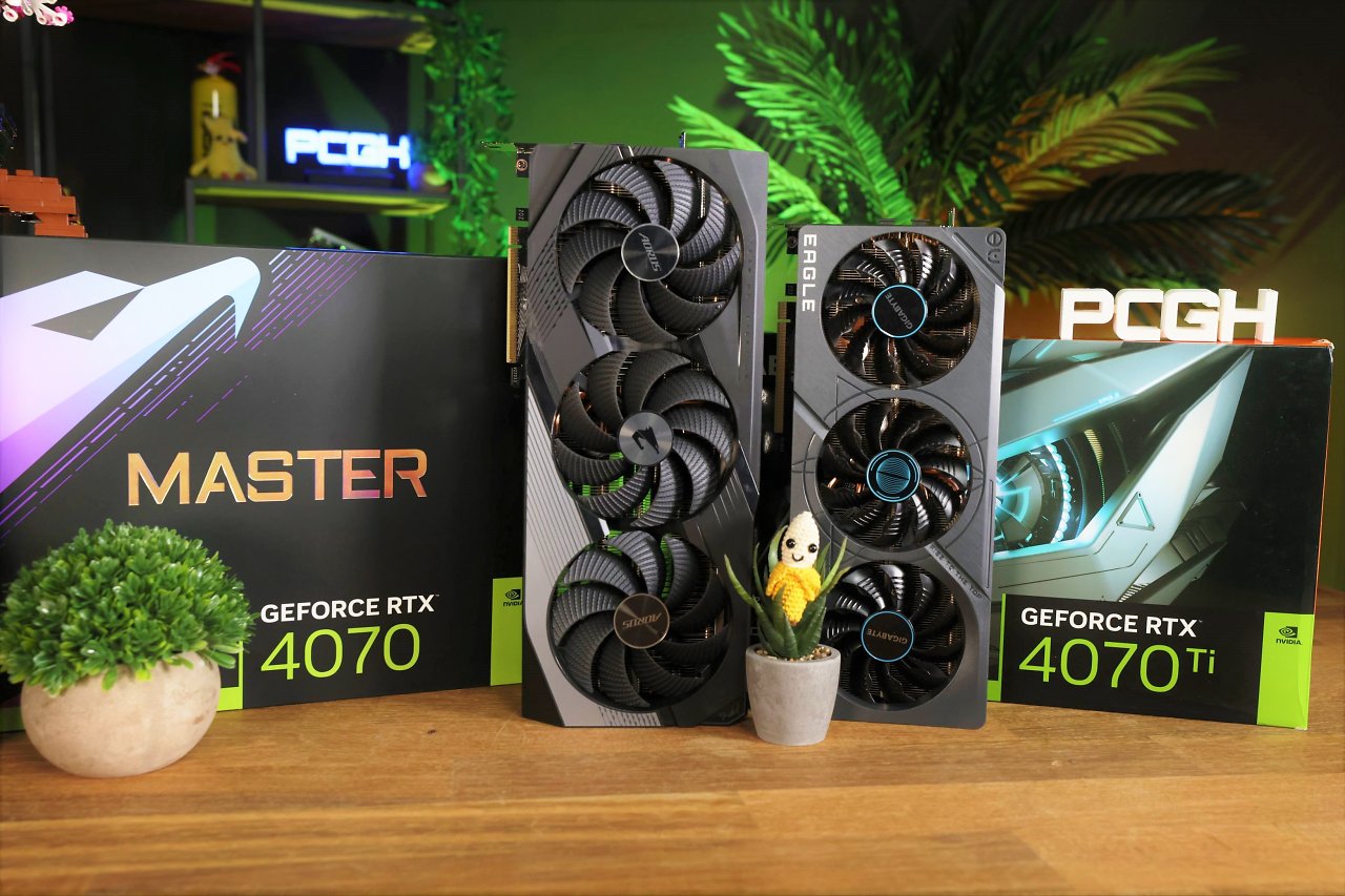 [21/04/2023] David gegen Goliath, im wahrsten Sinne: Der schwächere Riese links (RTX 4070 Gigabyte Aorus Master, mit dickstem Kühler und Power-Limit) muss sich der kleineren Karte (RTX 4070 Ti Gigabyte Eagle OC) mit stärkerem AD104-Ausbau rechts geschlagen geben. Egal, wie stark Sie übertakten und das Power-Limit aufreißen, Sie werden die Geforce RTX 4070 nicht zur RTX 4070 Ti hochprügeln können. Aber: Das Effizienzniveau kann sehr wohl (praktisch annähernd) erreicht werden - siehe Ergebnisse.