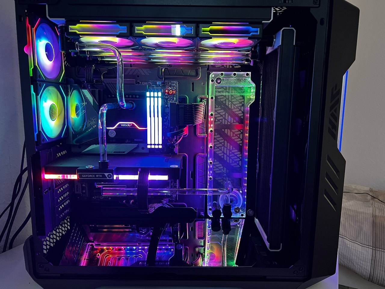 [27/04/2023] Wakü-PC von MoBo8969Aorus Master Z790 / i513600K, 32GB Kingston Fury, Zotac RTX 4080 Trinity, 2 TB Kingston Renegade,Corsair RMx 1000 und Coolermaster HAF 700 Evo Gehäuse.Kompletter EKWB Loop mit 2 x 360mm Radiator im Deckel und 1 x 420mm Radiator in der Front.Der Radiator in der Front wird von den 2 x 200mm Gehäuselüftern versorgt, die im Deckel mit Lian Li Uni SL infinity Lüftern. (1)