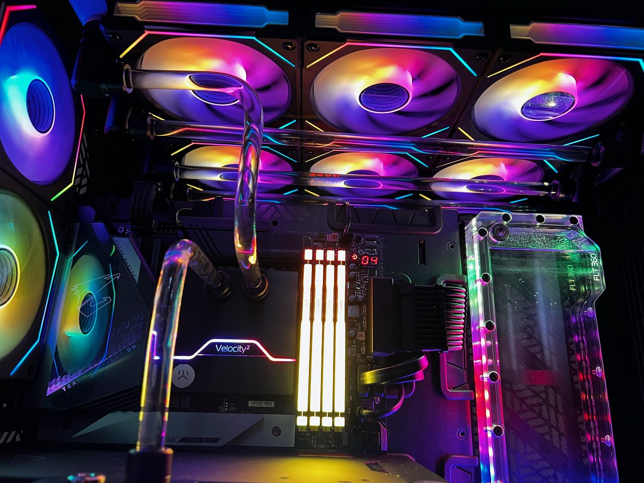 [27/04/2023] Wakü-PC von MoBo8969Aorus Master Z790 / i513600K, 32GB Kingston Fury, Zotac RTX 4080 Trinity, 2 TB Kingston Renegade,Corsair RMx 1000 und Coolermaster HAF 700 Evo Gehäuse.Kompletter EKWB Loop mit 2 x 360mm Radiator im Deckel und 1 x 420mm Radiator in der Front.Der Radiator in der Front wird von den 2 x 200mm Gehäuselüftern versorgt, die im Deckel mit Lian Li Uni SL infinity Lüftern. (2) (3)