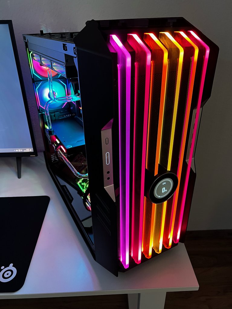 [27/04/2023] Wakü-PC von MoBo8969Aorus Master Z790 / i513600K, 32GB Kingston Fury, Zotac RTX 4080 Trinity, 2 TB Kingston Renegade,Corsair RMx 1000 und Coolermaster HAF 700 Evo Gehäuse.Kompletter EKWB Loop mit 2 x 360mm Radiator im Deckel und 1 x 420mm Radiator in der Front.Der Radiator in der Front wird von den 2 x 200mm Gehäuselüftern versorgt, die im Deckel mit Lian Li Uni SL infinity Lüftern. (3)