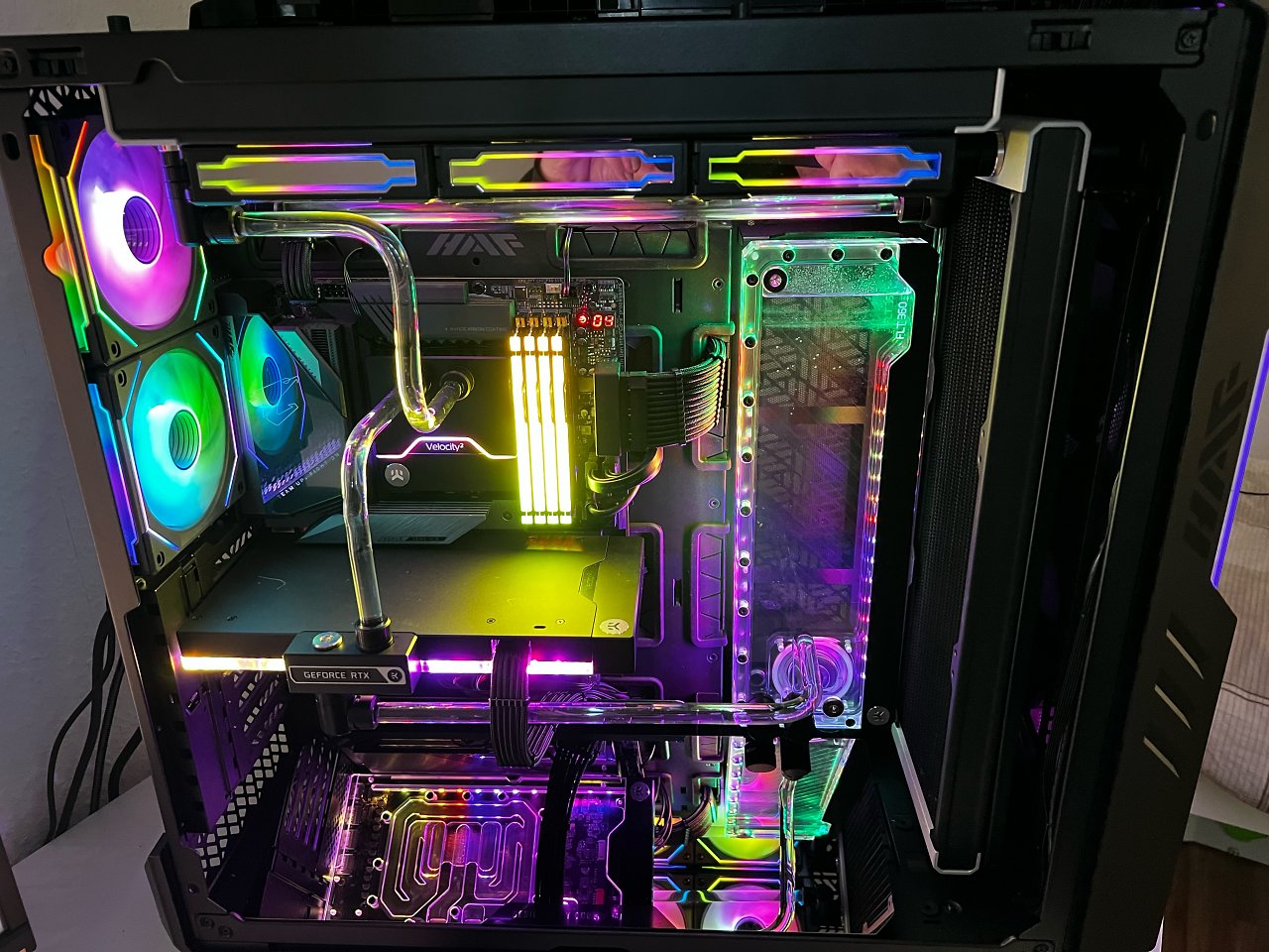 [27/04/2023] Wakü-PC von MoBo8969Aorus Master Z790 / i513600K, 32GB Kingston Fury, Zotac RTX 4080 Trinity, 2 TB Kingston Renegade,Corsair RMx 1000 und Coolermaster HAF 700 Evo Gehäuse.Kompletter EKWB Loop mit 2 x 360mm Radiator im Deckel und 1 x 420mm Radiator in der Front.Der Radiator in der Front wird von den 2 x 200mm Gehäuselüftern versorgt, die im Deckel mit Lian Li Uni SL infinity Lüftern. (4)