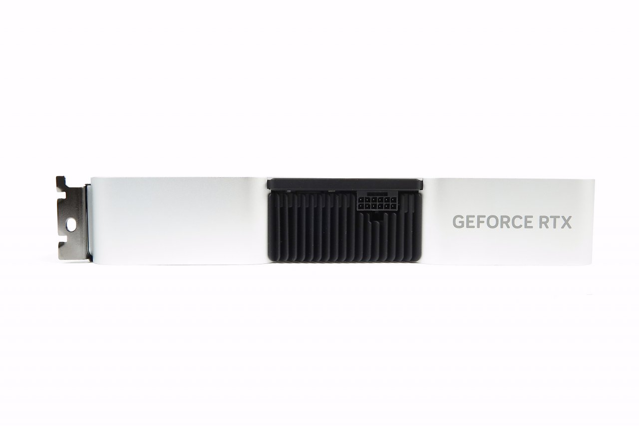 [16/05/2023] Nvidia Geforce RTX 4060 Ti im Test: Seitenansicht mit Strombuchse
