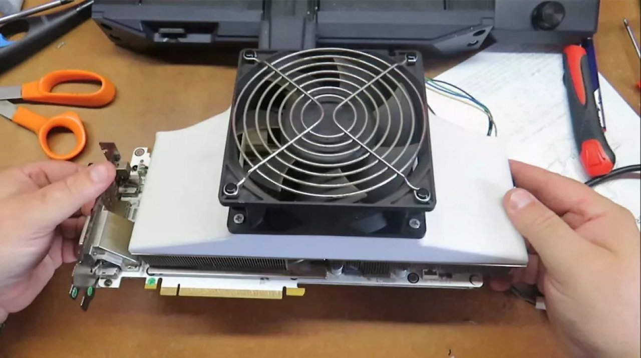 [04/05/2023] Ein Youtuber erstellte mittels 3D-Druck ein selbst angefertigtes Gehäuse, um seine Grafikkarte mit einem großen Server-Lüfter kühlen zu können.