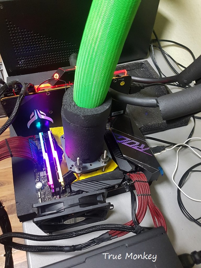 [08/05/2023] PCGHX-Forumsnutzer True Monkey stellt den jüngsten OC-Weltrekord für den AMD Ryzen 7 5800X3D: Knapp 4,94 GHz konnte der User mit seiner eigens angefertigten Kühllösung erreichen.