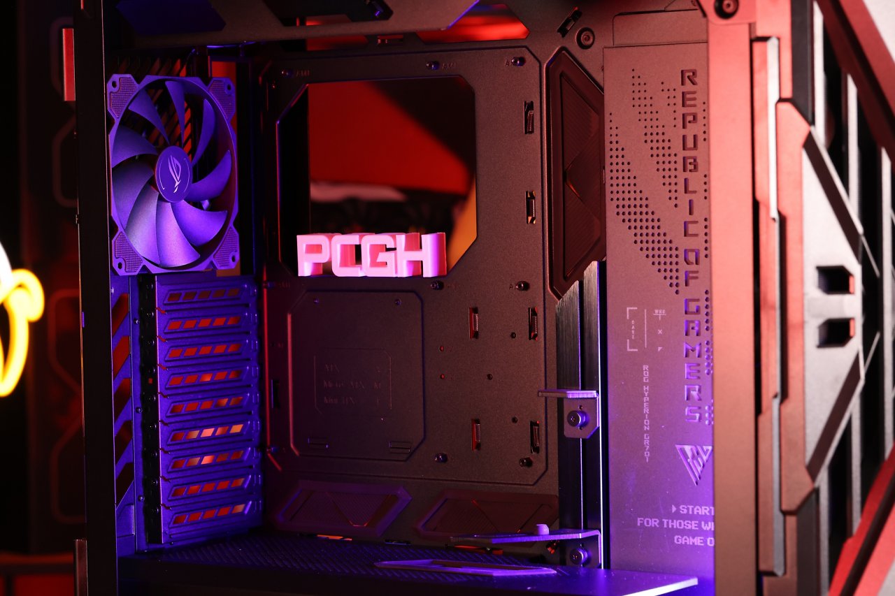 [01/06/2023] Gehäuse-Innenraum des Asus ROG Hyperion GR701: Viel Platz für Hardware, samt Extras wie einer/zwei GPU-Halterungsmechanismen (eine für vertikalen Kartenaufbau).