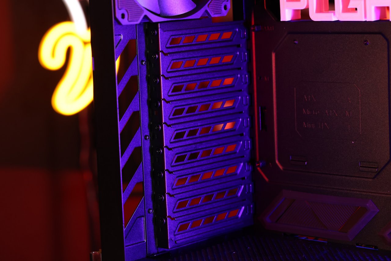 [01/06/2023] Heck des Big-Towers: Mit 9 PCI-E-Slot-Blenden sind auch E-ATX-Mainboards (bis zu 12,0 × 10,9 Zoll) kein Problem.