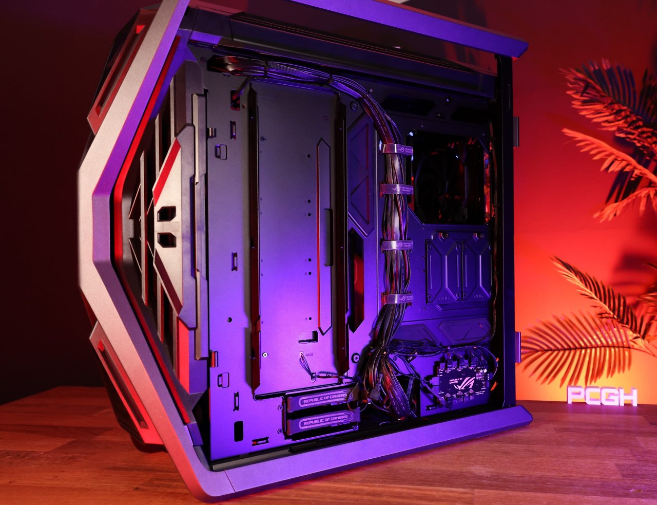 [01/06/2023] Rechte Seite des Asus ROG Hyperion GR701: Das Kabelmanagement ist vorbildlich. Die 2,5-/3,5-Zoll-Kombirahmen lassen dagegen Entkopplungswünsche offen, auch wenn die Festplatten schnell und bequem erreicht werden können (ohne die Kunststoff-Abdeckung unter dem Glasseitenteil).
