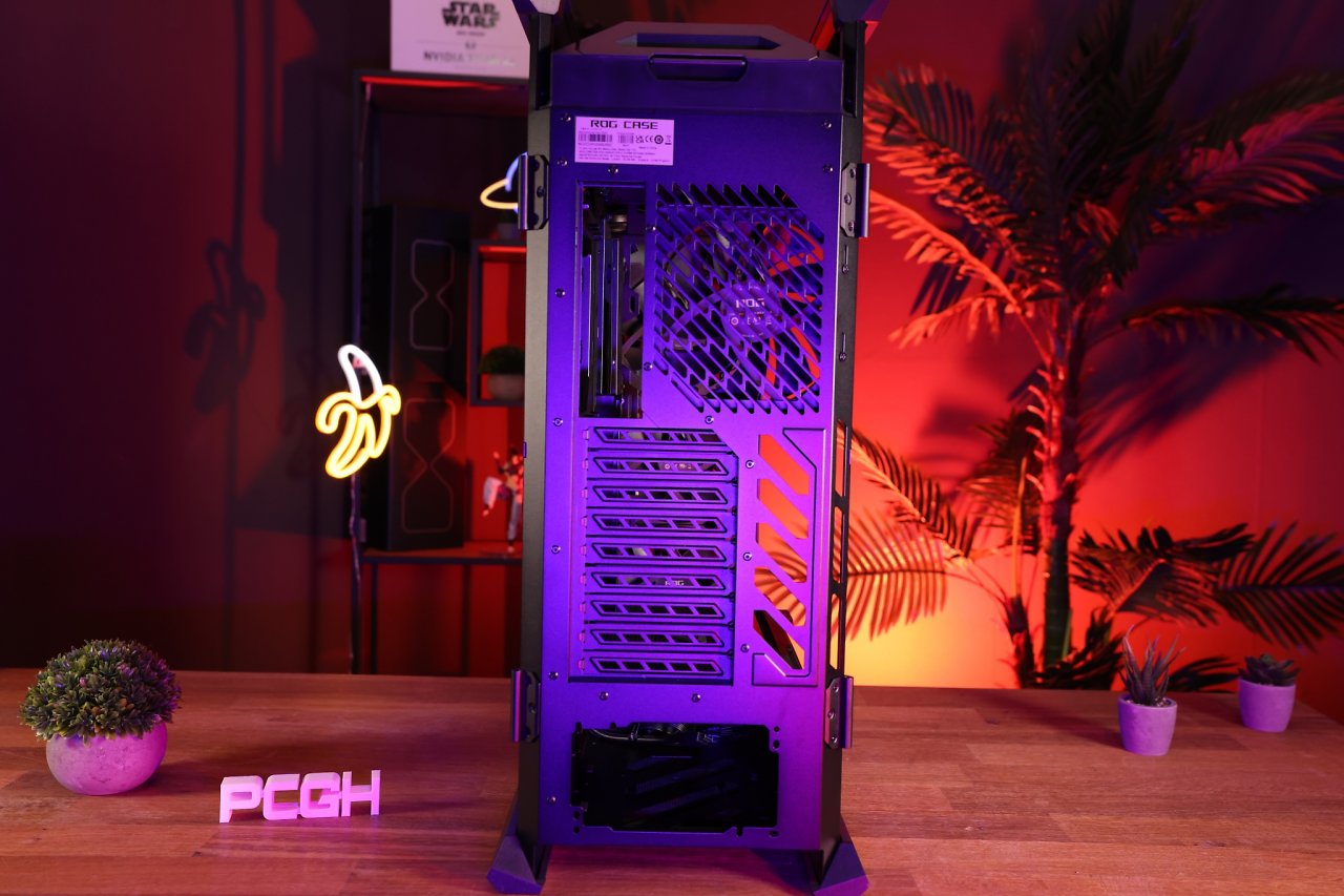 [01/06/2023] Heck des Big-Towers: Mit 9 PCI-E-Slot-Blenden sind auch E-ATX-Mainboards (bis zu 12,0 × 10,9 Zoll) kein Problem.