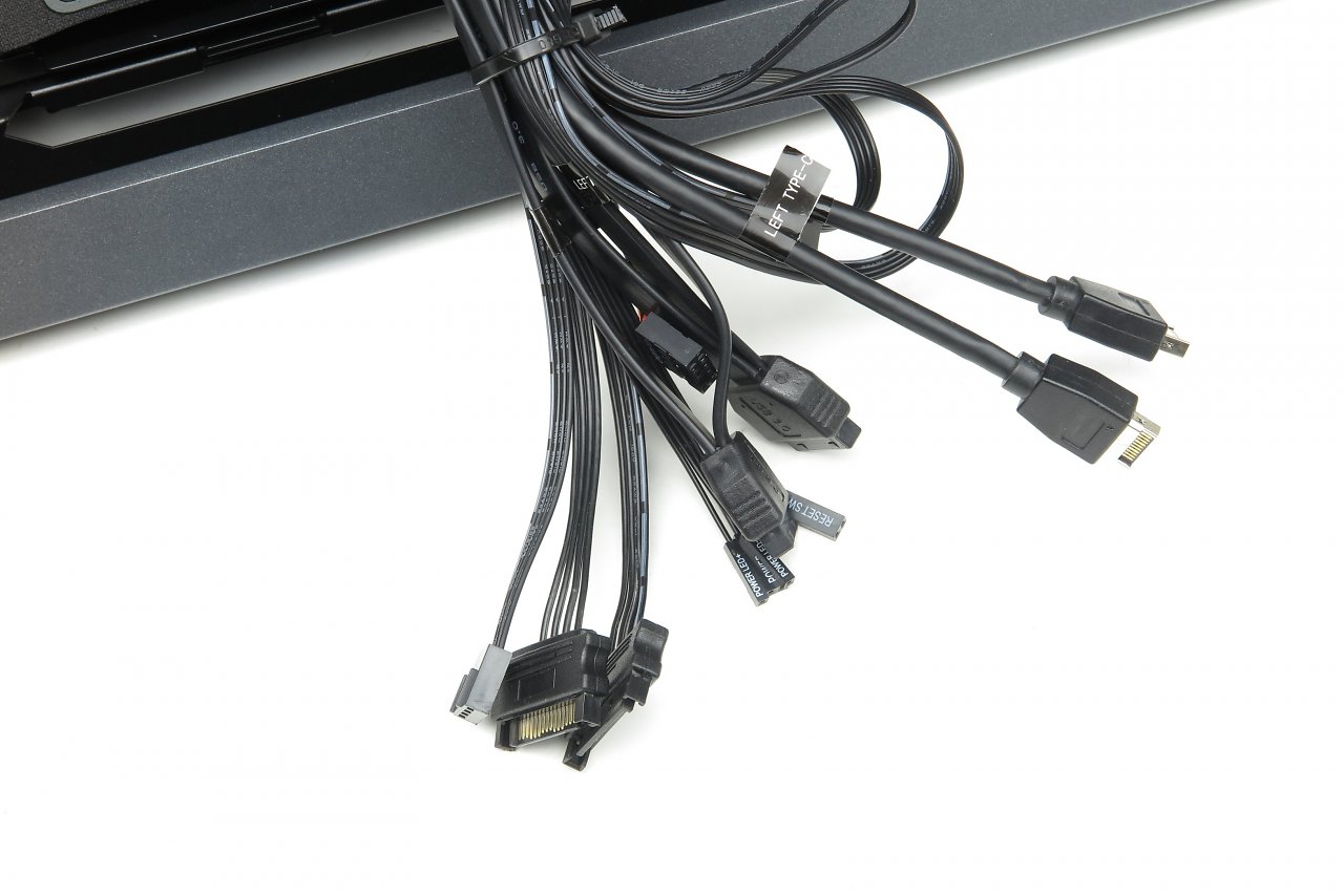 [01/06/2023] Die Kabel der USB-Front-Ports sind nach Seite (links/rechts) aufgeteilt und beschriftet. Moderne Mainboards, die diese Anschlüsse vollumfänglich bieten, beginnen erst ab ca. 500 Euro.