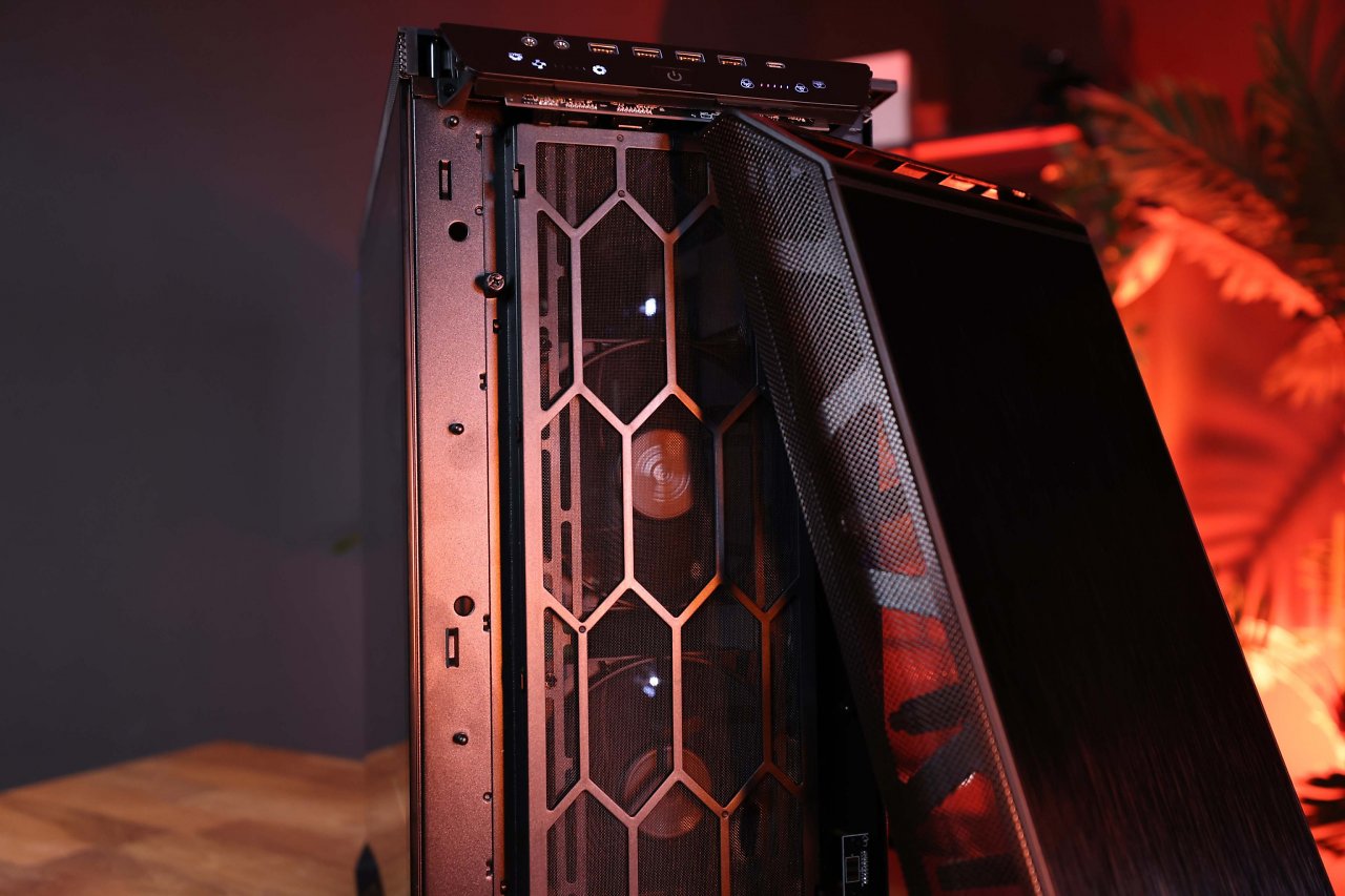 [26/06/2023] Die Verarbeitung des Be Quiet Dark Base Pro 901 fällt insgesamt sehr gut und hochwertig aus. Kleinere Abzüge gibt es dagegen bei den Schnittkanten. Das seitliche Gitter der Frontabdeckung ist nicht bis zum Schluss entgratet/abgerundet. Kratzer an den Fingern sind an der Stelle (und nur dort) nicht unrealistisch. Auch bei unserem weißen Testmuster traf das zu, wenn auch im geringeren Maße.